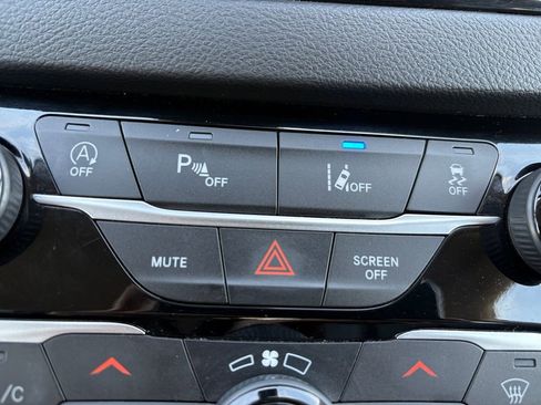 Used 2024 Chrysler Pacifica Touring-L image 10