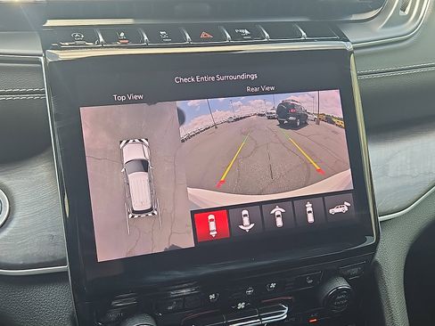 Used 2022 Jeep Grand Cherokee L Limited w/ Luxury Tech Group II image 17