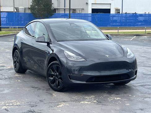 Used 2024 Tesla Model Y Long Range RWD image 3
