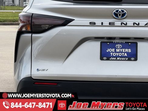 Used 2025 Toyota Sienna LE image 10