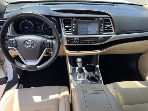 Used 2019 Toyota Highlander XLE AWD/4WD image 15