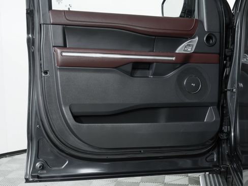Used 2024 Ford Expedition Limited image 17