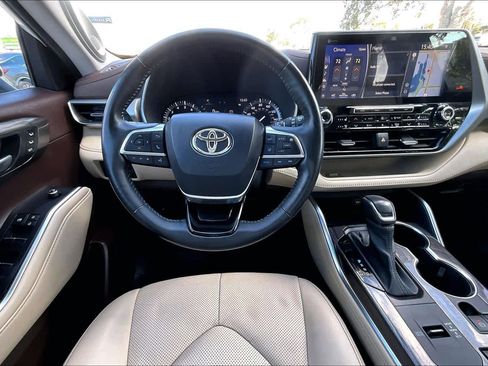 Used 2021 Toyota Highlander Platinum image 5