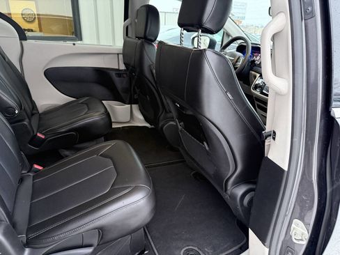 Used 2023 Chrysler Pacifica Touring-L image 13