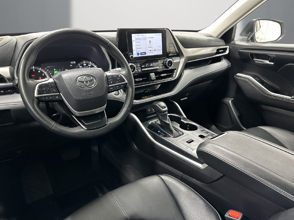 Used 2025 Toyota Highlander XLE FWD image 13