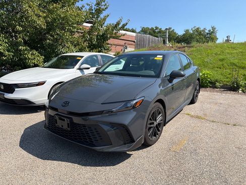 Used 2025 Toyota Camry SE AWD/4WD image 9
