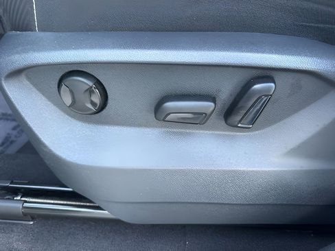 Used 2025 Volkswagen Atlas Cross Sport SE image 10