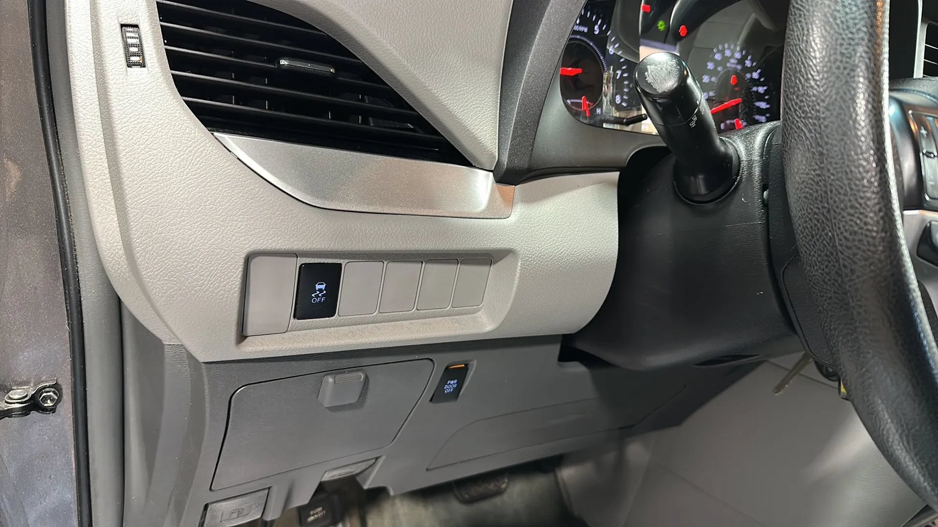 Used 2017 Toyota Sienna LE FWD image 30