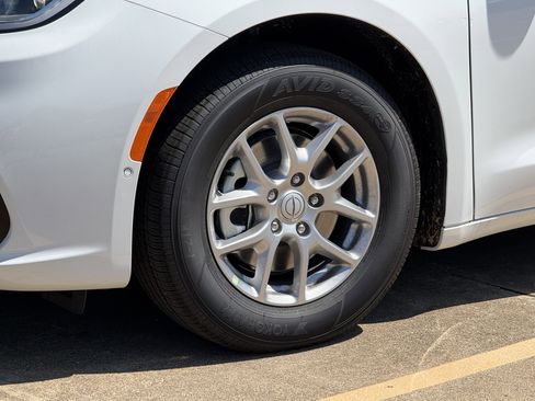 New 2026 Chrysler Pacifica Select image 9