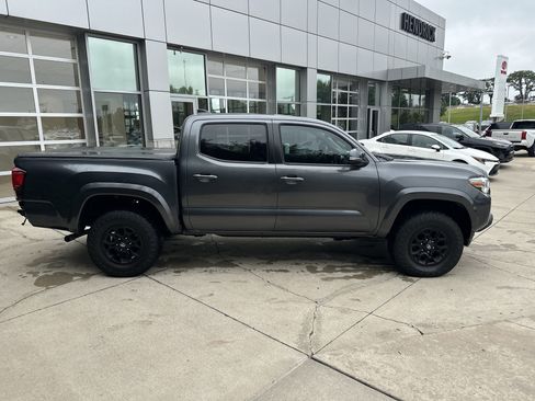 Used 2021 Toyota Tacoma SR5 w/ Technology Package AWD/4WD image 10
