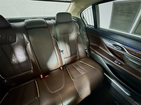 Used 2021 BMW 750i xDrive w/ Executive Package image 14