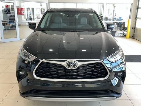 New 2026 Toyota Highlander Platinum image 3