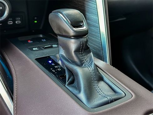 Certified 2024 Toyota Venza XLE image 16