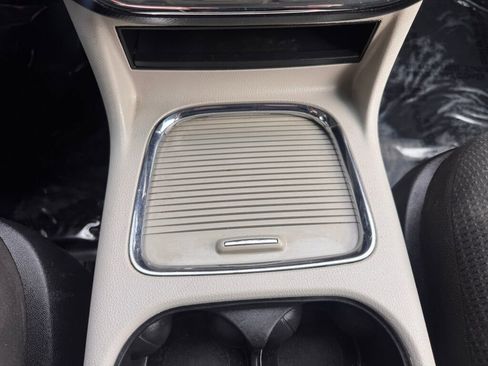 Used 2016 Dodge Grand Caravan SXT image 33