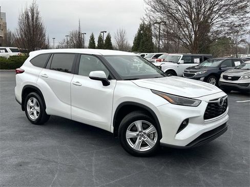 Used 2023 Toyota Highlander LE image 2