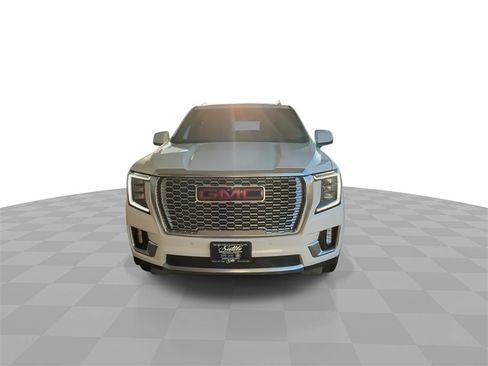 Used 2022 GMC Yukon XL Denali w/ Denali Premium Package image 3