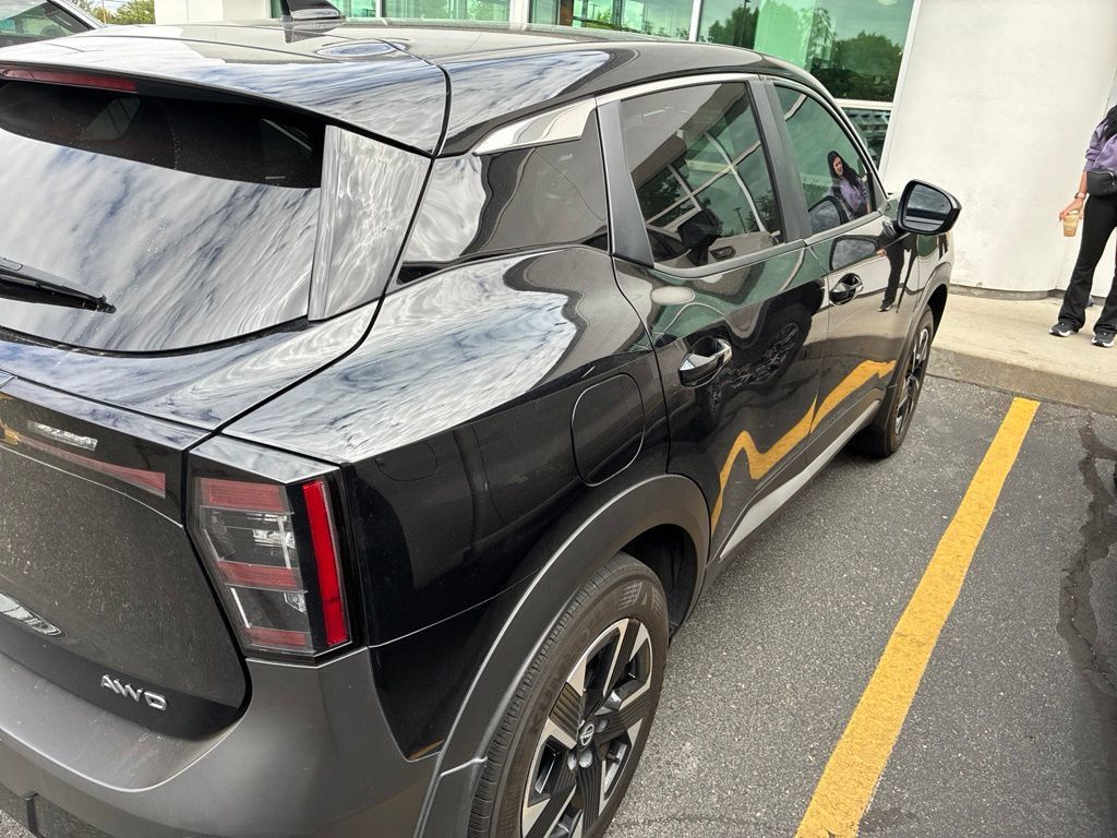 Used 2025 Nissan Kicks SV AWD/4WD image 9