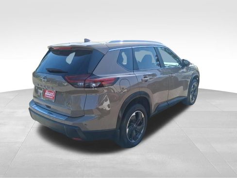 Used 2024 Nissan Rogue SV w/ SV Premium Package image 5