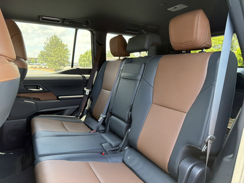 Used 2025 Lexus GX 550 w/ Accessory Package (2T) AWD/4WD image 9