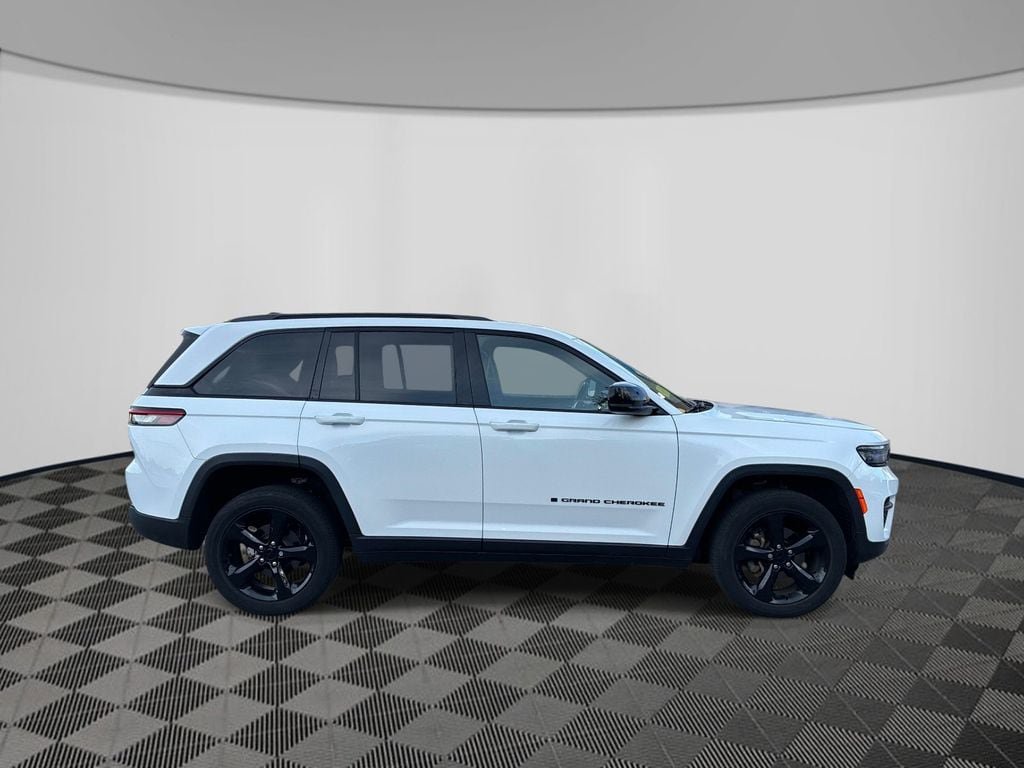 Used 2023 Jeep Grand Cherokee Altitude AWD/4WD image 8