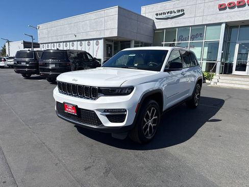 Certified 2025 Jeep Grand Cherokee Limited RWD image 3