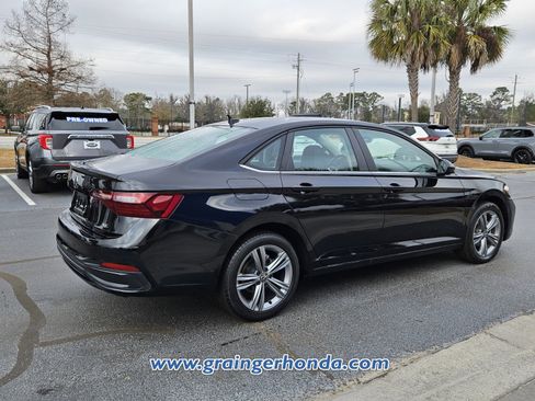 Used 2024 Volkswagen Jetta SE image 5