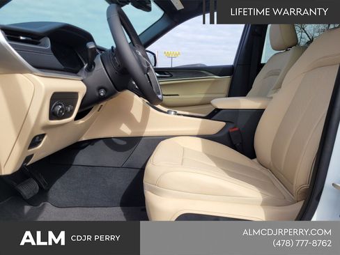 New 2025 Jeep Grand Cherokee L Limited w/ Luxury Tech Group II AWD/4WD image 5