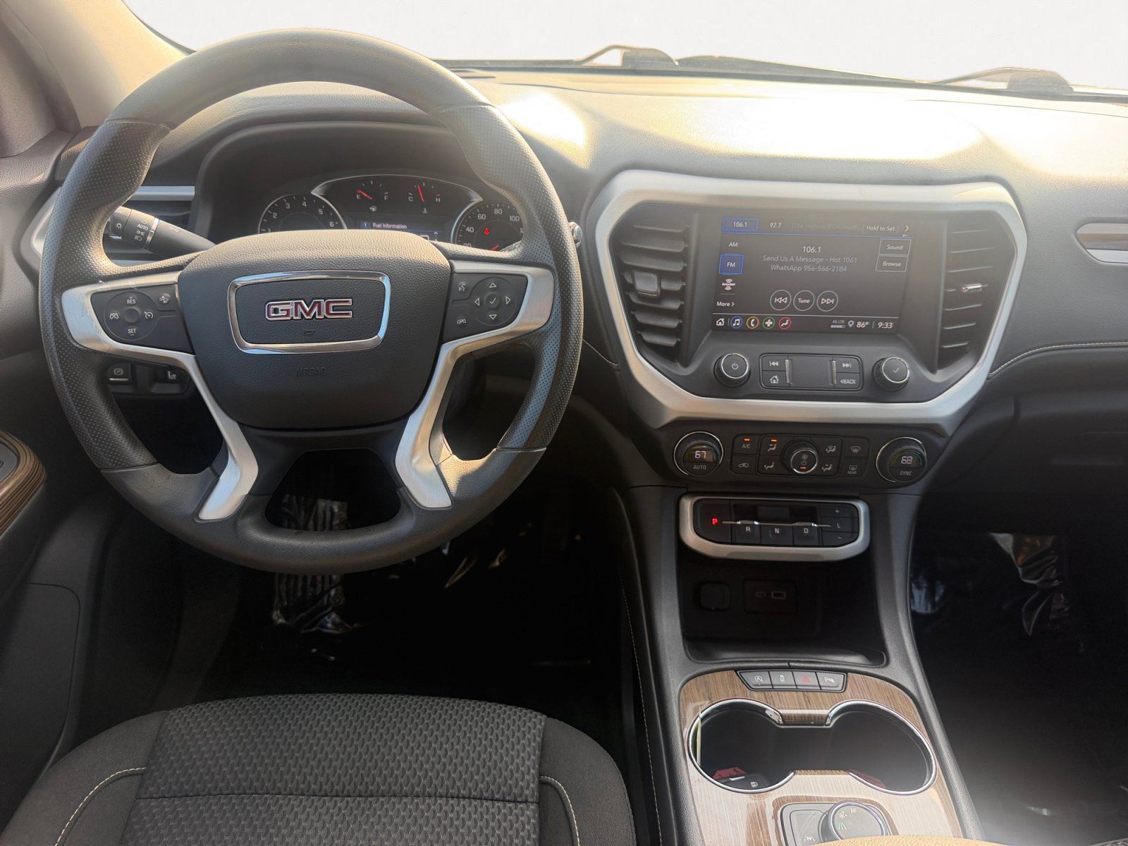 Used 2022 GMC Acadia SLE FWD image 3