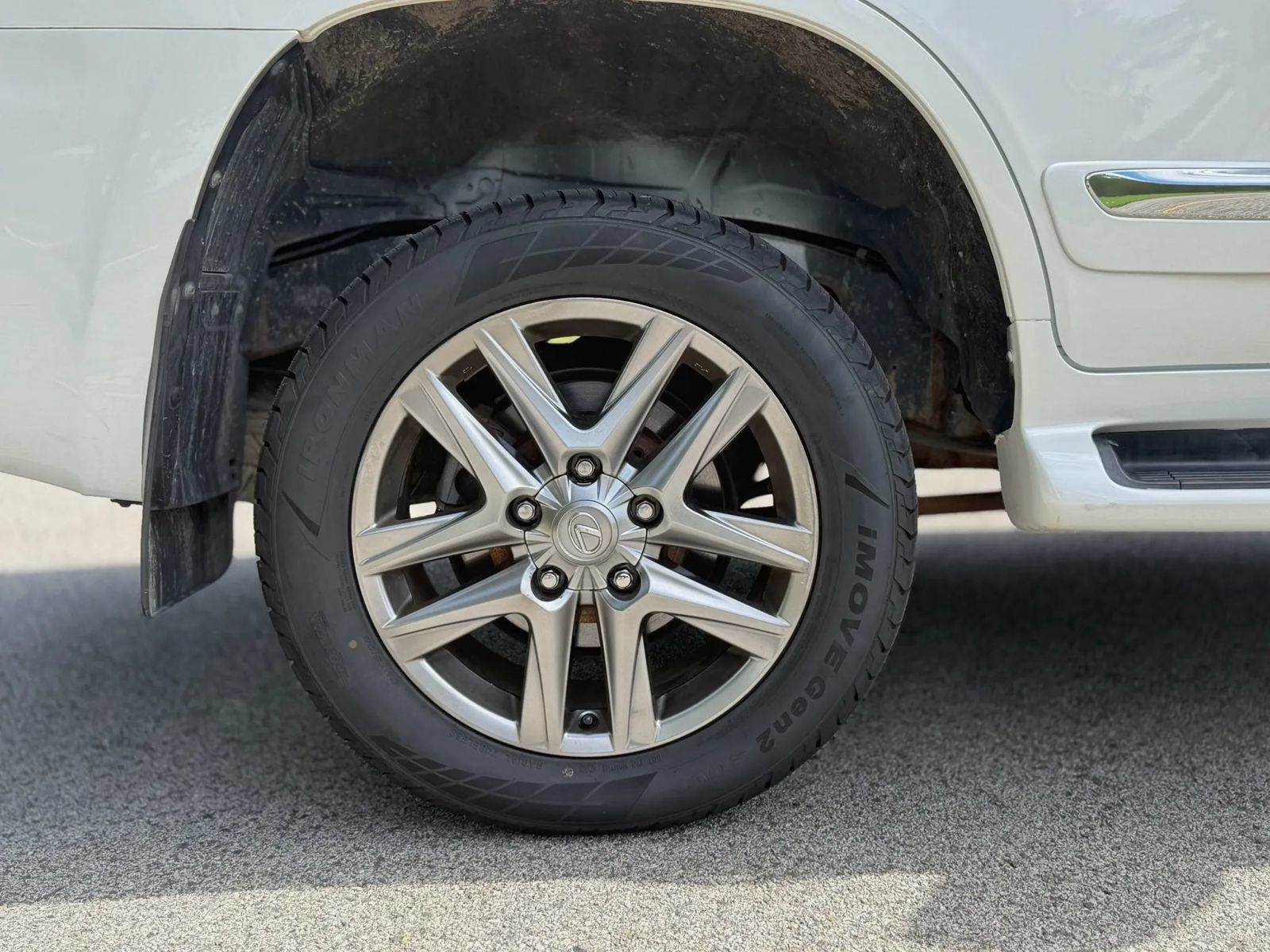 Used 2013 Lexus LX 570 4WD w/ Luxury Pkg image 28