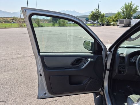 Used 2005 Ford Escape 4WD Hybrid image 12