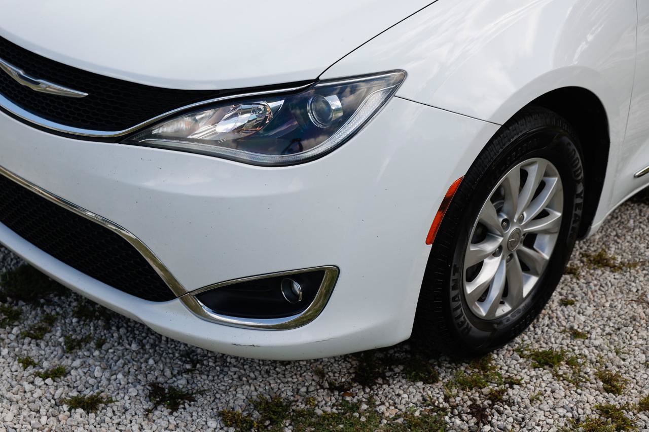 Used 2018 Chrysler Pacifica Touring-L FWD image 38