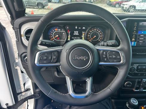 Used 2025 Jeep Wrangler Unlimited Sahara AWD/4WD image 17