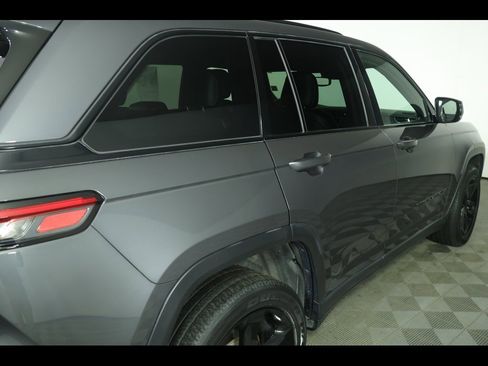 Used 2022 Jeep Grand Cherokee Altitude image 17