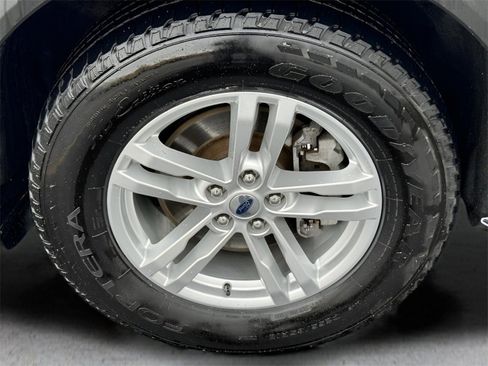 Used 2022 Ford Explorer XLT image 28