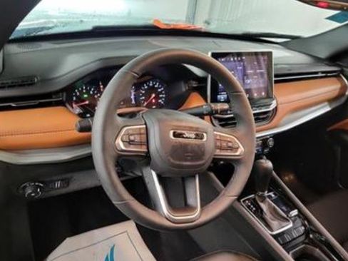 Used 2025 Jeep Compass Limited w/ Mopar Graphics Package image 3