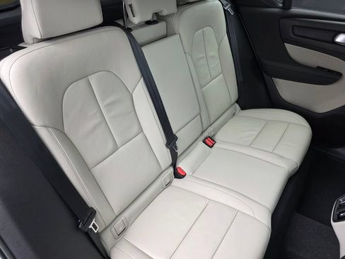 Used 2022 Volvo XC40 T5 Momentum w/ Premium Package AWD/4WD image 24