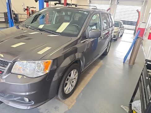 Used 2019 Dodge Grand Caravan SXT FWD image 2