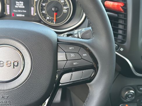 Used 2021 Jeep Cherokee Latitude Plus FWD image 26