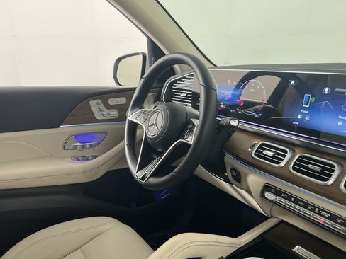 Used 2026 Mercedes-Benz GLS 450 4MATIC image 10