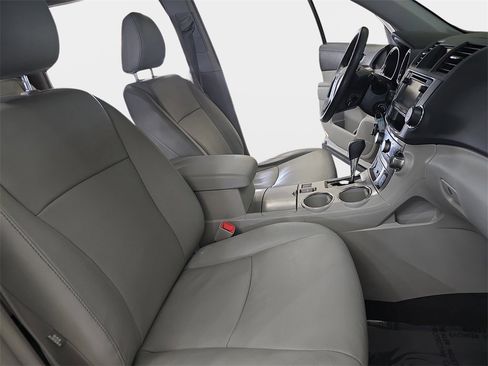 Used 2013 Toyota Highlander SE image 12