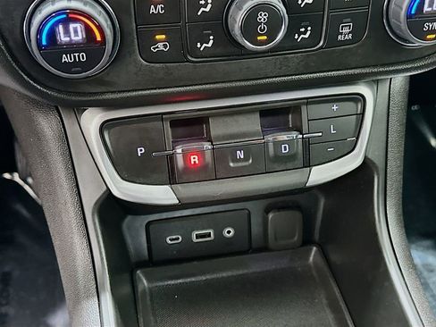 Used 2024 GMC Terrain SLE w/ Driver Convenience Package FWD image 17