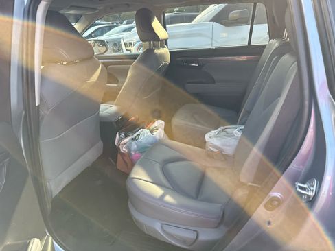 Used 2020 Toyota Highlander Limited FWD image 8