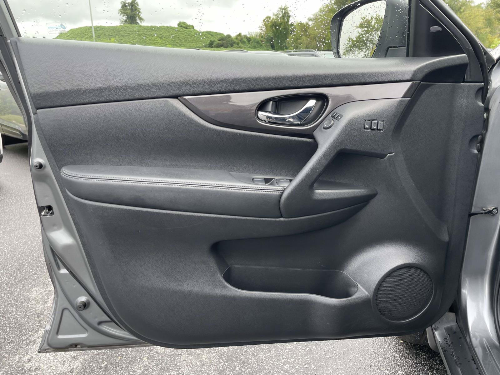 Used 2019 Nissan Rogue SV w/ Premium Package AWD/4WD image 5