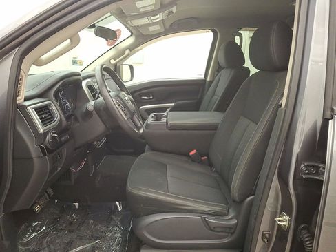 Used 2018 Nissan Titan SV image 11