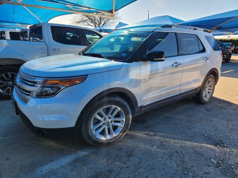 Used 2013 Ford Explorer XLT image 2