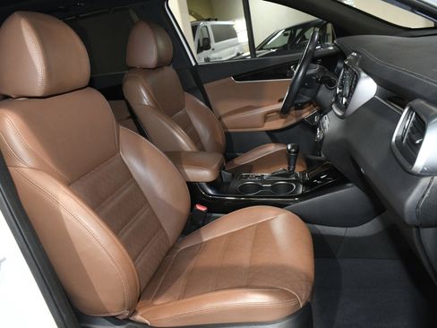 Used 2019 Kia Sorento SX image 8