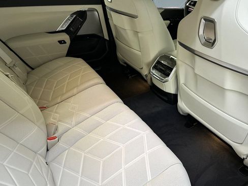 Used 2025 BMW i7 eDrive50 w/ Executive Package image 32