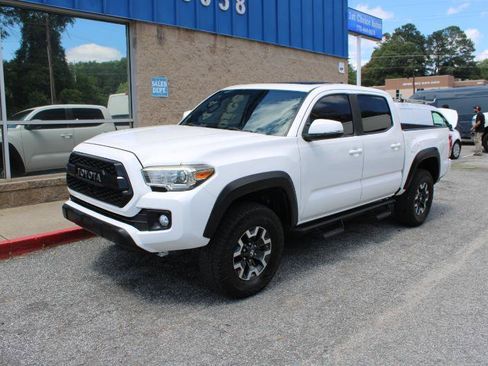 Used 2017 Toyota Tacoma TRD Off-Road RWD image 3