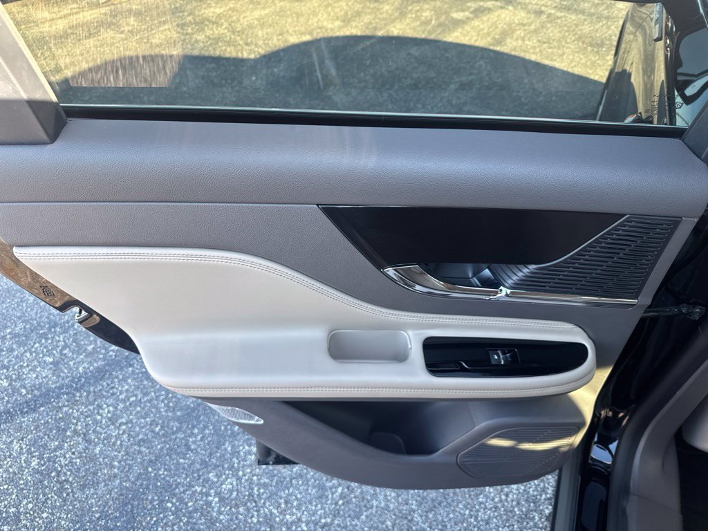 Used 2022 Lincoln Corsair AWD w/ Equipment Group 101A image 11