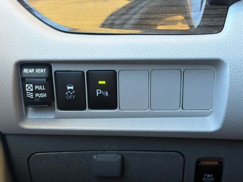Certified 2018 Toyota Sienna XLE w/ XLE Navigation Package FWD image 33